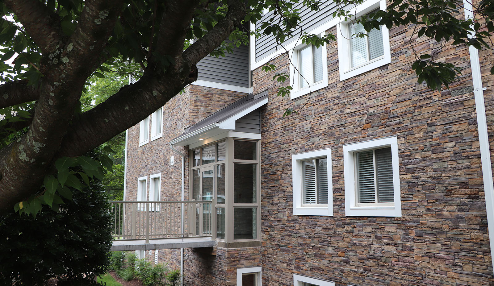 A closer look at Textured Stone Veneer Design For City Apartments